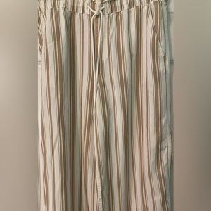 FINAL SALE! Loft SO comfy & cute summer cropped pant with POCKETS size M